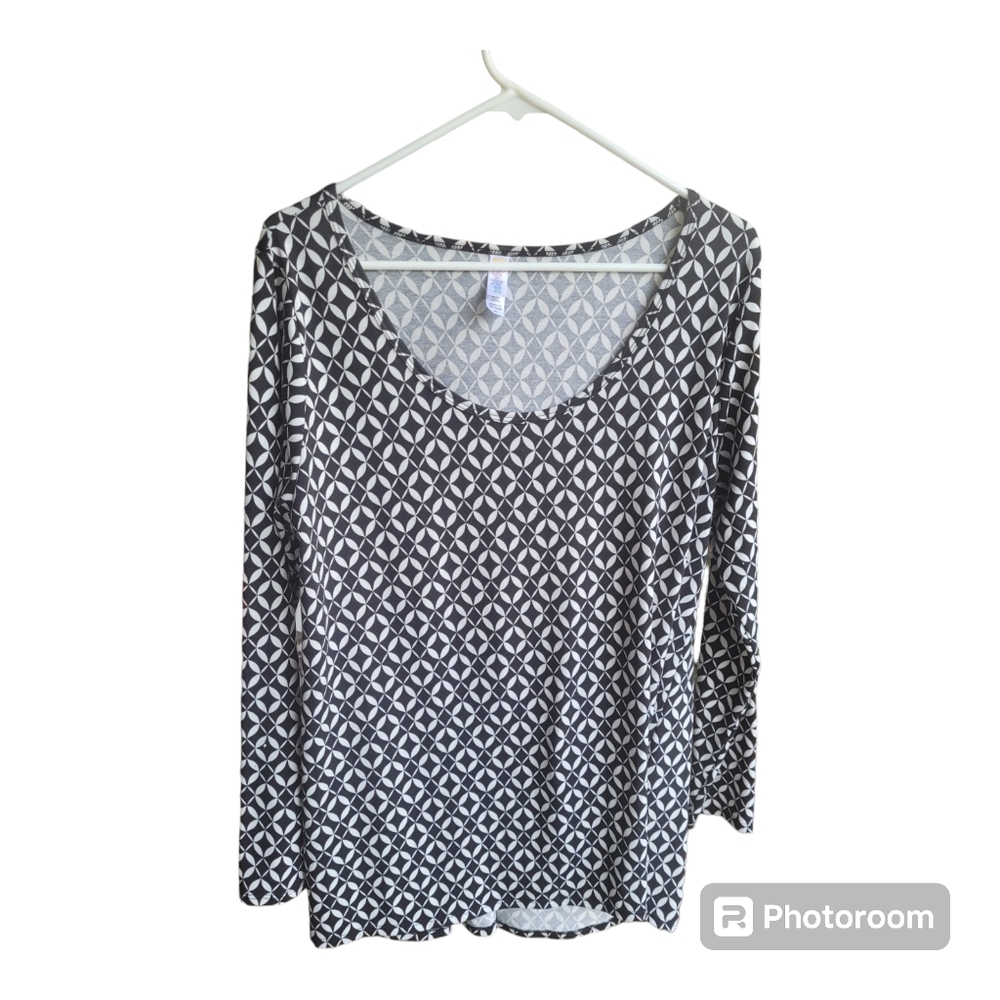 LuLaRoe Lynnae Long Sleeve Top Black White Geometric Diamond Print Size XL